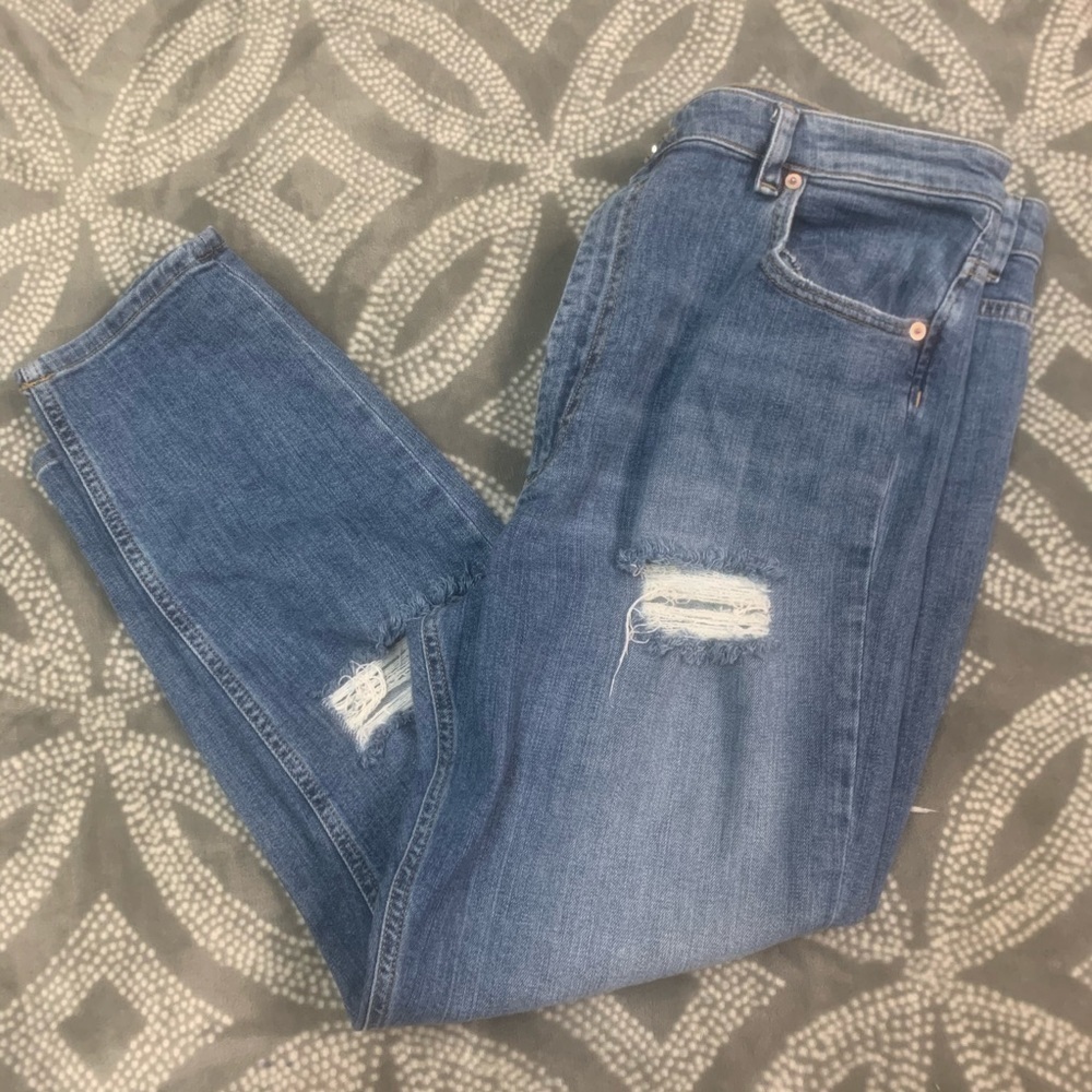 Women’s ASOS distressed denim jeans. Ej3